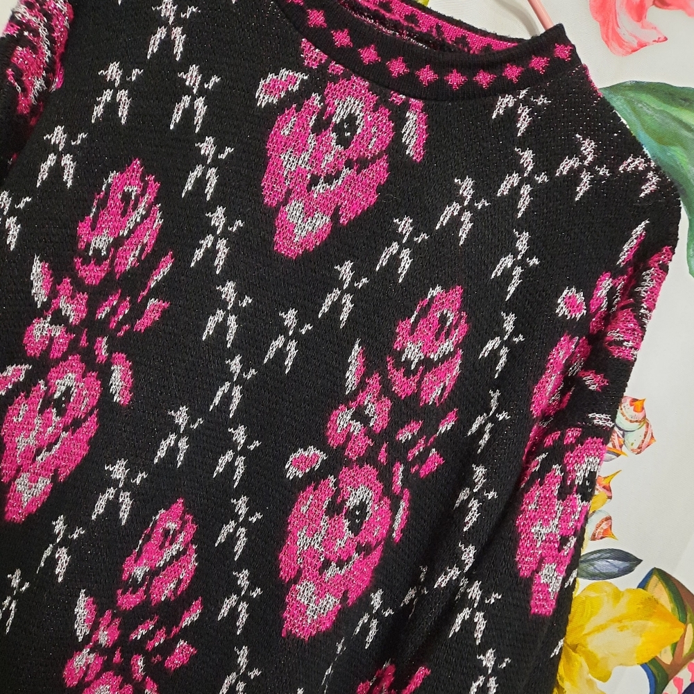 ~{Vintage}~ Woman's rose print glitter thread sweater.
